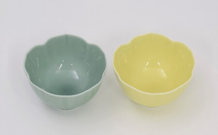有田焼 黄釉・笹青磁 ペア桔梗型中付【深川製磁】食器 器 うつわ 鉢 小鉢 デザート鉢 セット ペア イエロー ブルー かわいい 電子レンジ対応 A24-1