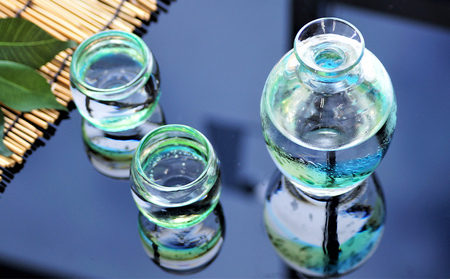 【ドルフィンバブル】　酒器セット（とっくり＆ぐい飲み） 名護市 ガラス 琉球ガラス 森のガラス館 伝統 工芸 やちむん コップ グラス セット プレゼント ギフト 贈答 贈り物 おすすめ 人気 工芸品 食器 お酒 泡盛