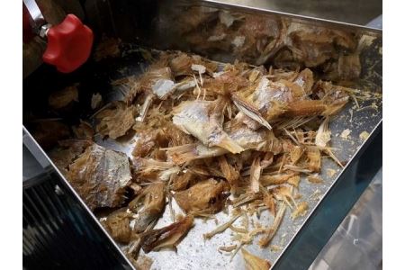 浜田港の鯛と鯵を丸ごと粉末にした栄養満点なふりかけだし「たいあじこ」【シーライフ】 煮干し 魚粉 万能調味料 魚介 汁物 茶碗蒸し だし 粉末 簡単 送料無料 カルシウム レシピ付き 【005_0111】