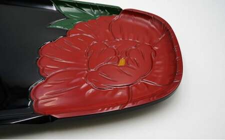 コヒ盆牡丹模様彫入り漆蒔絵 民芸品 工芸品 雑貨 日用品 木製 彫刻 カシュ 彫刻塗仕上 おぼん  FAD-1011