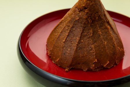 こだわりの手作り青大豆味噌 900g×2 発酵 自家製 米麹 天然塩使用 味噌汁 発酵食品 調味料 無添加 青豆みそ 甘口みそ 味噌 みそ 米みそ 麹みそ 長期熟成 国産 大豆 自然塩100％ カップ入 手作り みそ汁 うま味 コク深く 上品な味わい