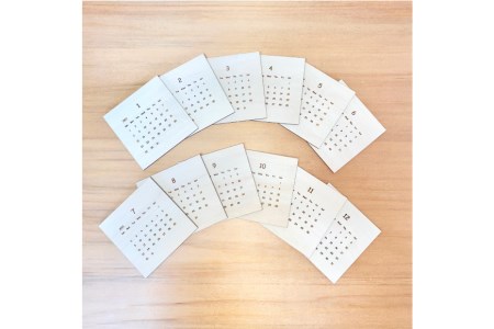 カレンダー ウッドカレンダー 木製ケース(縦14cm×横14cm×厚さ4.5cm)付き [MDF 石川県 宝達志水町 38600183]