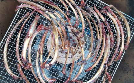 【全3回定期便】＜小型犬用＞スモーキーな香りが食欲をそそる！天然いのしし骨ガム200g 総計600g（肋骨） 吉野ヶ里町/まちづくり会株式会社[FBK048]
