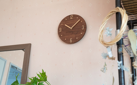 AH12　無垢材の木の掛け時計（ウォールナット）　ラウンド 【 時計 壁掛け 壁掛 シンプル 木製 木目 木 ぶな ブナ 無垢材 むく ウォールナット 】