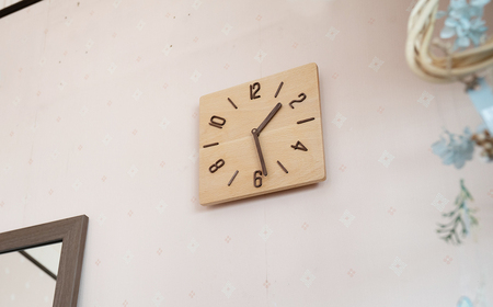 AH13　無垢材の木の掛け時計（ブナ）　スクエア  【 時計 壁掛け 壁掛 シンプル 木製 木目 木 ぶな ブナ 無垢材 むく ウォールナット 】