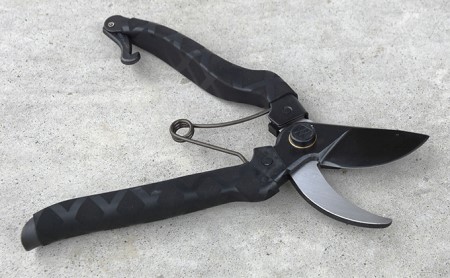 鋏正宗 ブラック剪定鋏 200mm 園芸用品 雑貨 園芸用ハサミ 造園 園芸 耐摩耗性 耐久性 切れ味 サビにくい 滑りにくい クロスゴム使用 