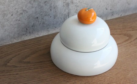 【波佐見焼】【12/21入金分まで年内発送】うつわになる鏡餅（みかんの箸置きセット）紅白箱付き 食器 皿 【光春窯】 [XD78]