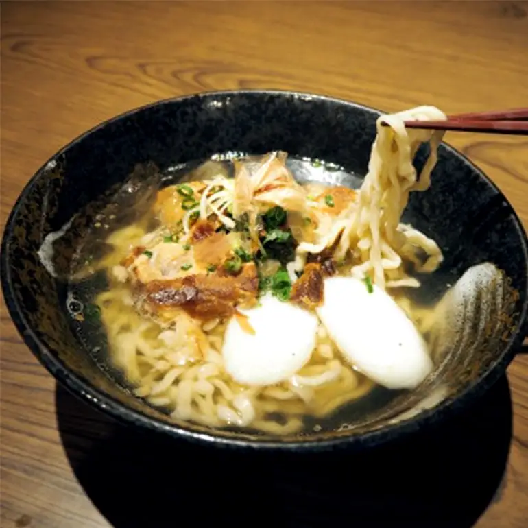【うちなーそば 壱蘭】 とろとろ軟骨ソーキ ・ 沖縄そば 5食 セット (こだわりの 自家製生麺 ) 沖縄 そば 5人前 自家製 生麺 スープ 出汁 だし 具材付き ソーキ スペアリブ 味付け かまぼこ そば だし付き 簡単調理 冷蔵 沖縄料理 沖縄県 糸満市 14-1