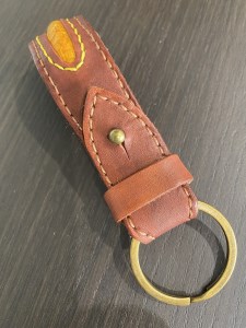 a30-252　マグロ 革 を使った キーホルダー