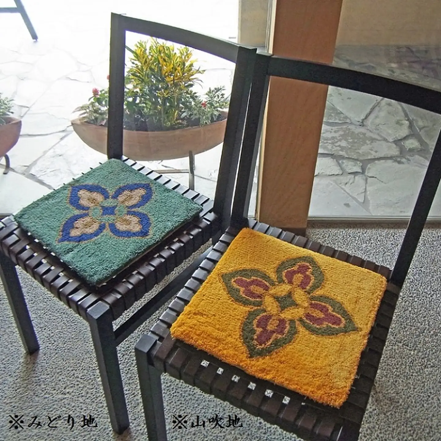 色をお選びいただけます　鍋島緞通[手刺繍]花菱：B440-004