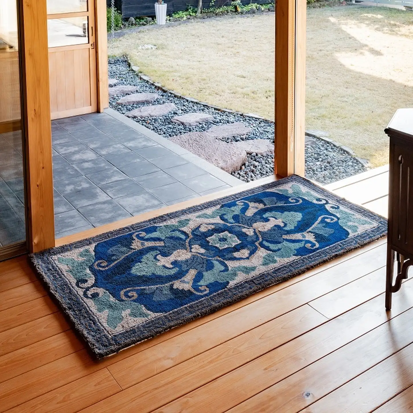 鍋島緞通[手刺繍]兜唐花縁雷文/中藍地灰地茶 90×180cm：D127-004