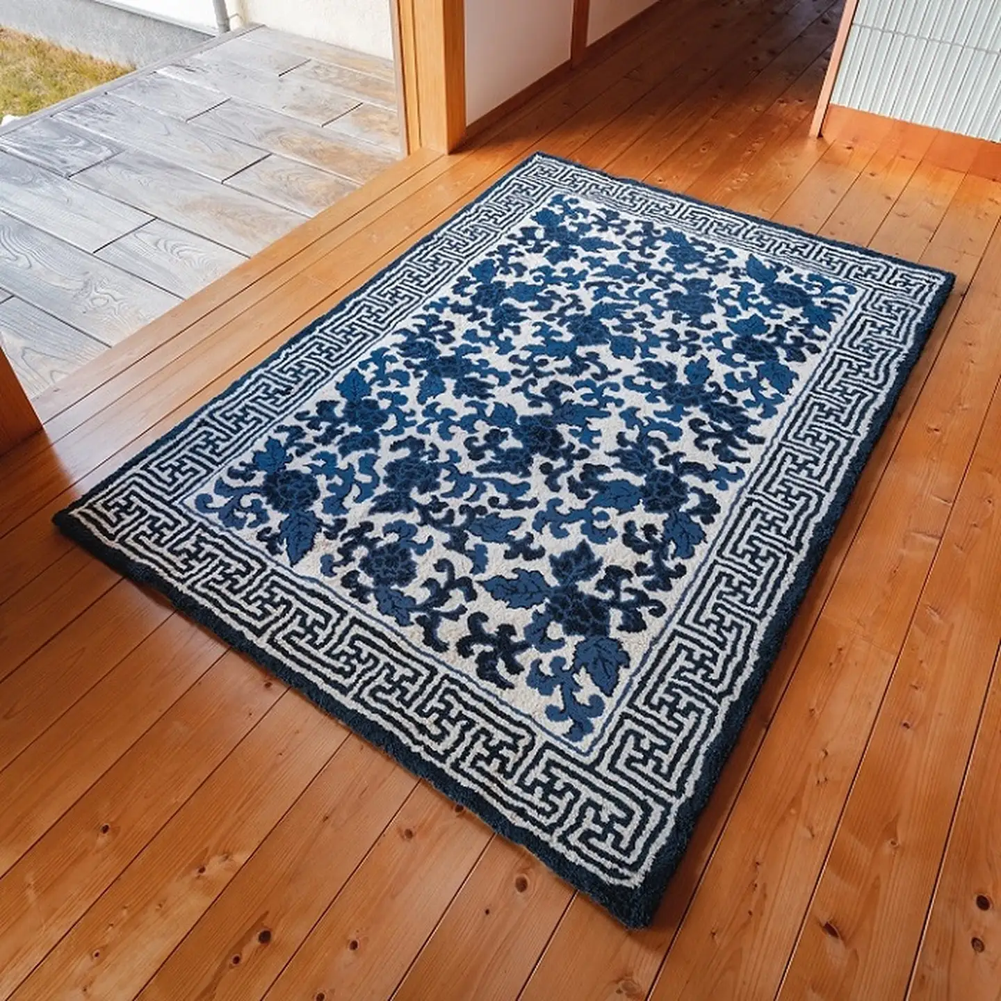 鍋島緞通[手刺繍]鍋島蔓牡丹縁まんじ文/原糸地 140×200cm：D255-001