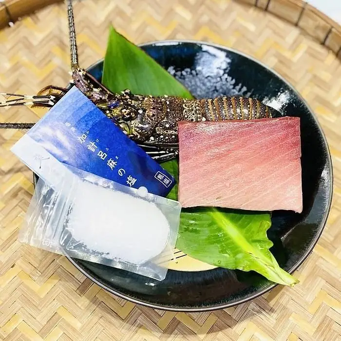 【奄美大島 瀬戸内町】海の幸　詰め合わせセット２（伊勢海老・黒マグロ・加計呂麻の塩）