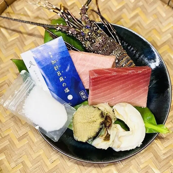 【奄美大島 瀬戸内町】海の幸　詰め合わせセット３（伊勢海老・黒マグロ2種・夜行貝・加計呂麻の塩）
