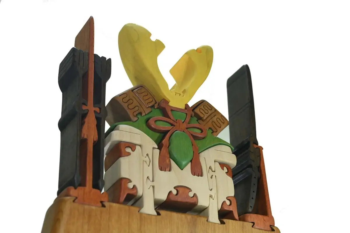 木工パズル　兜（大）　色付き 積み木 積木 つみき 木のおもちゃ 動物つみき バランス ごっこ遊び おもちゃ 木製玩具 知育玩具 男の子 女の子 子供 子ども 国産 安心 安全 出産祝い お祝い 贈り物 日本製 無塗装 ナチュラル 職人 手作り ギフト プレゼント 送料無料