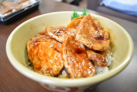 北海道十勝芽室町 特製豚丼36枚（6枚入り×6袋)・牛カルビ串６本セット　北海道名物 ご当地グルメ 詰め合わせ 網焼き パック 冷凍 簡単 おかず 惣菜 和食 串焼き お取り寄せ 送料無料 北海道 十勝 芽室町me046-001c