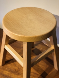 四方転びのスツール（紅松材）/　丸椅子　スタッキング　伝統工法　無垢材【GOOD WOOD WORKS】_HA0716