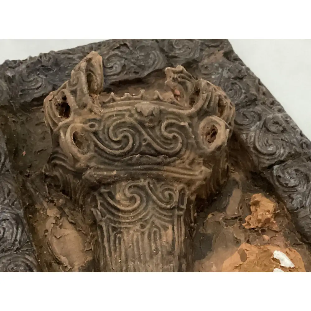 縄文発掘レリーフ（火焔型土器）