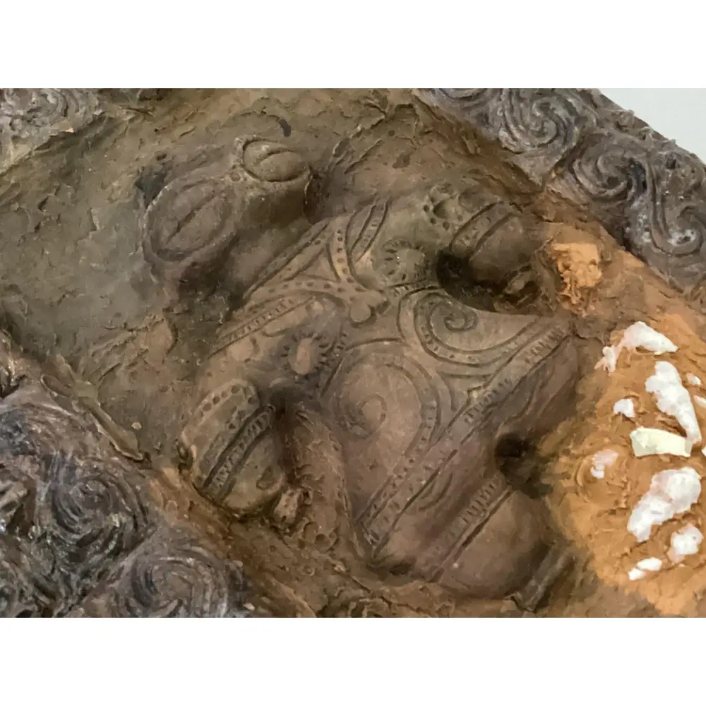 縄文発掘レリーフ　遮光器土偶（片足）
