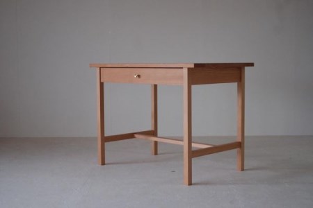 ウッドデスク『mina no mori DeskA（wood Frame）〈ミナノモリ デスクA（ウッドフレーム）〉』信州南相木村産カラマツを使用したベーシックなデスク。学習机や書斎・リビングなど様々な用途で永くご利用頂きたいベーシックなウッドデスクです。