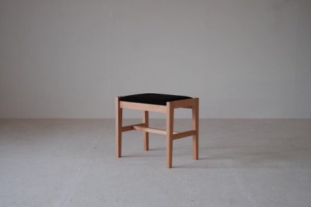 ウッドスツール『mina no mori StoolA(woodFrame)〈ミナノモリ スツールA（ウッドフレーム）〉』信州南相木村産のカラマツを100％使用したベーシックなスツール。様々な用途で永くご利用頂きたいベーシックなウッドスツールです。