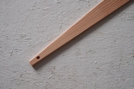 スパチュラ　『mina no mori Spatura ＜ミナノモリ スパチュラ＞』　アイアンやテフロンの表面を傷つけない木のヘラです。アウトドアのトレッキングやキャンプなどで使いやすいように軽くシンプルな形にデザインしました。