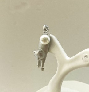 1188　アコヤ真珠SILVERタックブローチ 飛び降りるネコ　アコヤ真珠 シルバーブローチ 猫 動物 高品質 国産 かわいい フォーマル カジュアル おしゃれ レディース パール 伊勢志摩