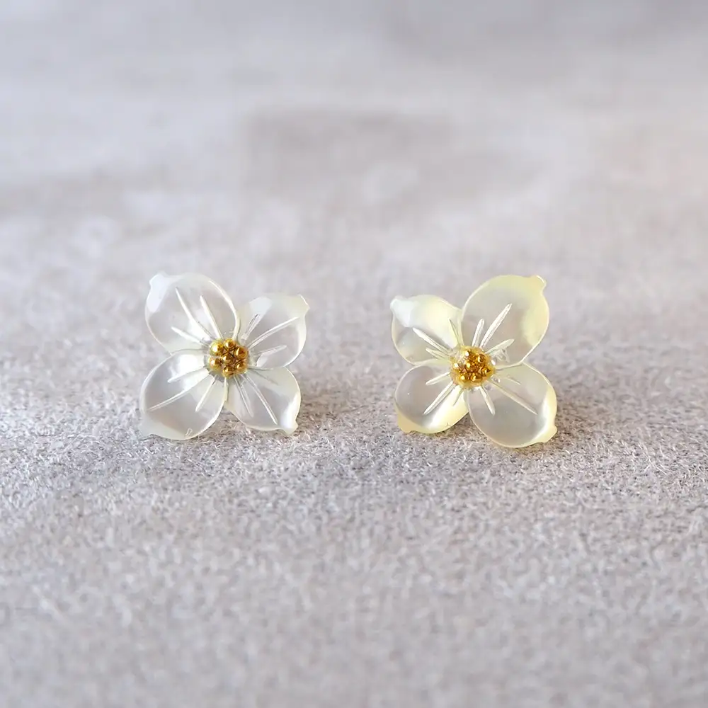 シェルのピアス ハナミズキ［ホワイト］ チタン製ピアス ハンドメイド No.040-01
