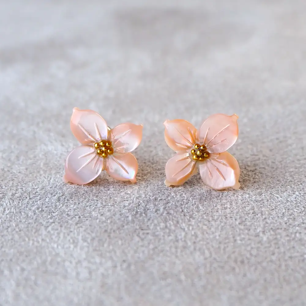 シェルのピアス ハナミズキ［ピンク］ チタン製ピアス ハンドメイド No.040-02