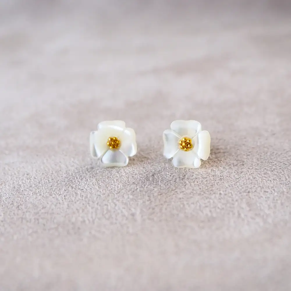 シェルのピアス ハナミズキ［ミニ］ チタン製ピアス ハンドメイド No.040-03