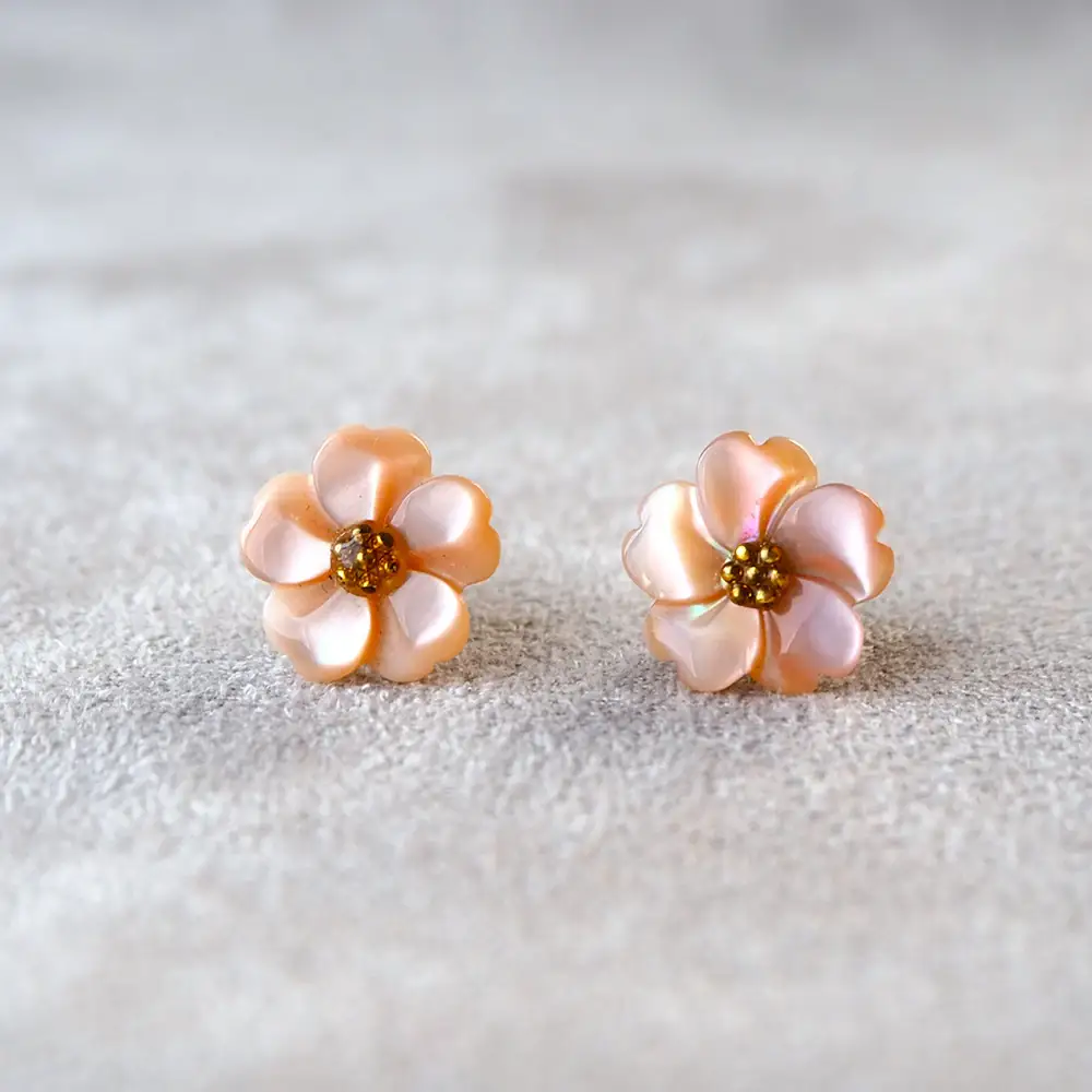 シェルのピアス フラワー［ピンク］ チタン製ピアス ハンドメイド No.040-05