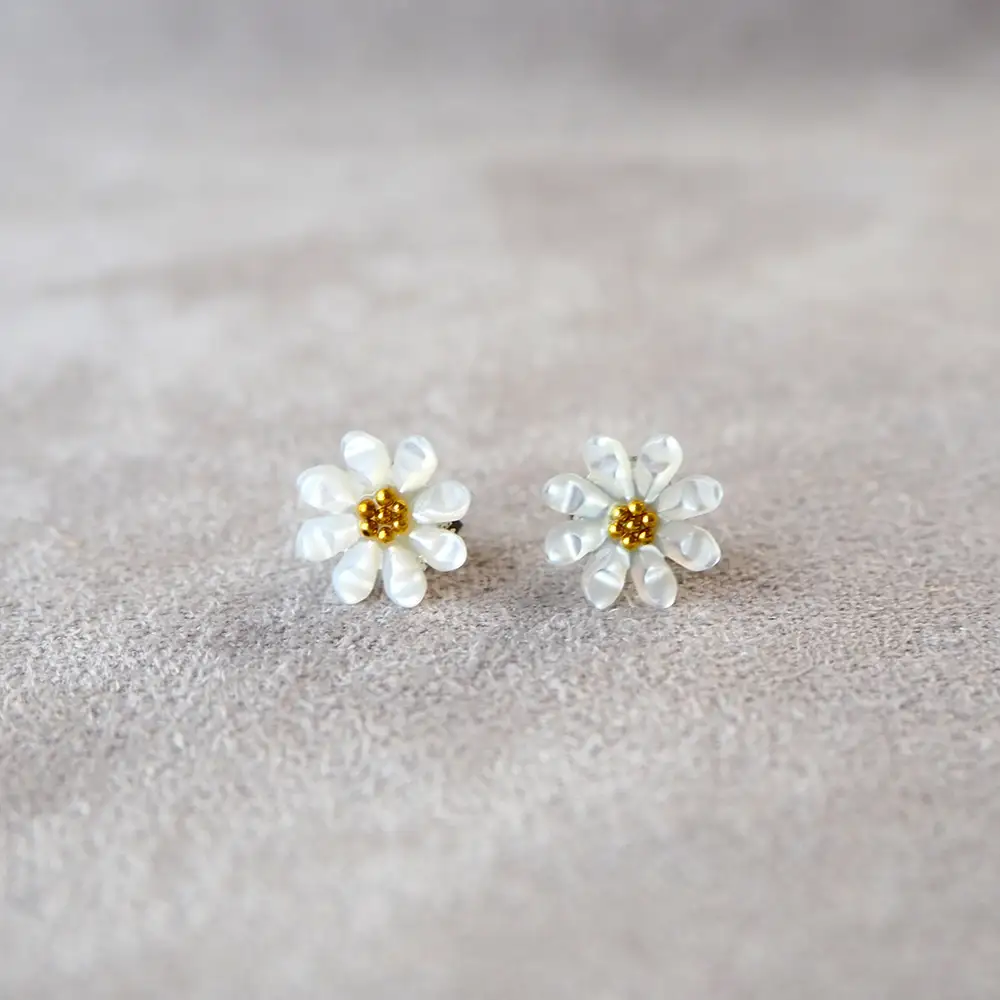シェルのピアス マーガレット［ホワイト］チタン製ピアス ハンドメイド No.040-06