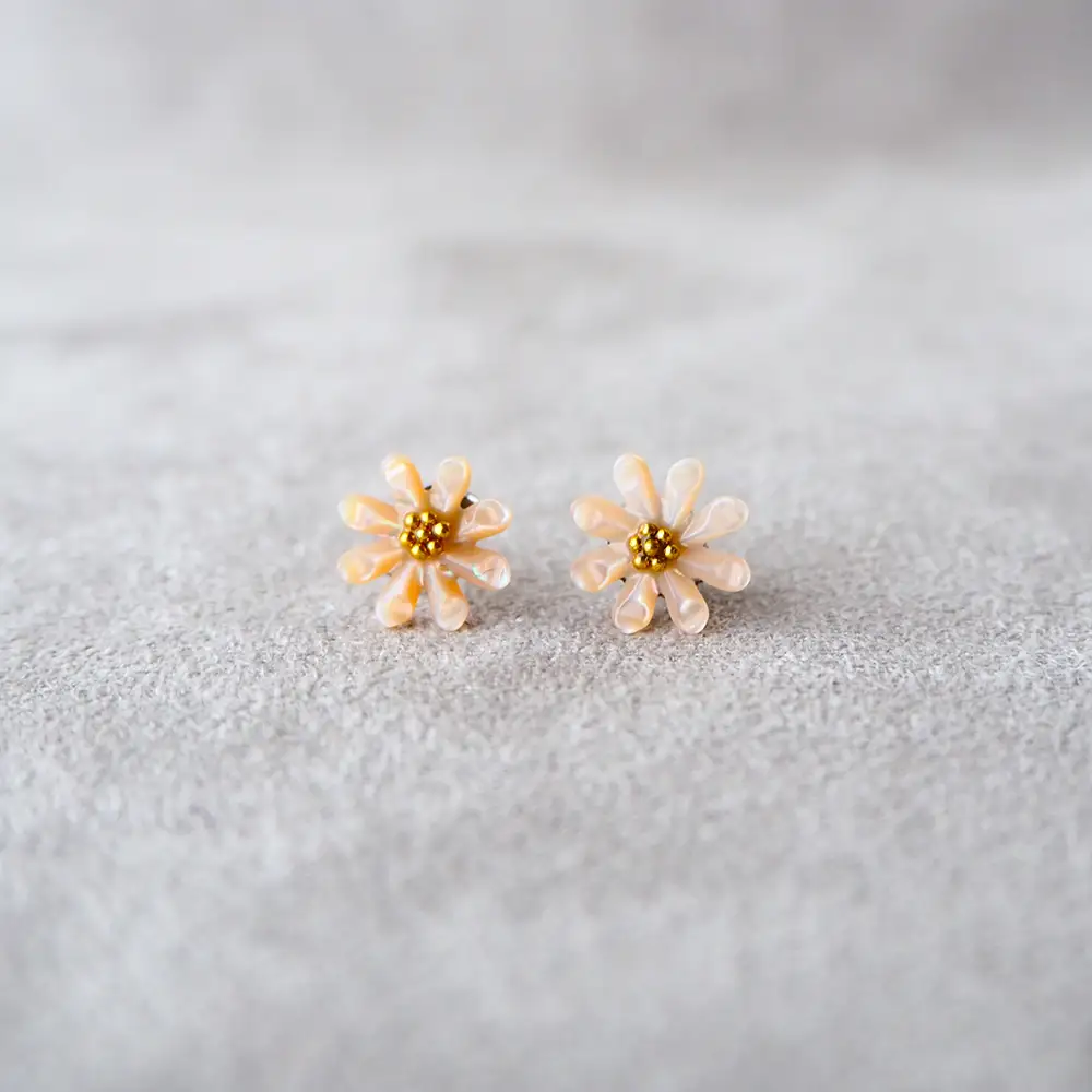 シェルのピアス マーガレット［ピンク］チタン製ピアス ハンドメイド No.040-07