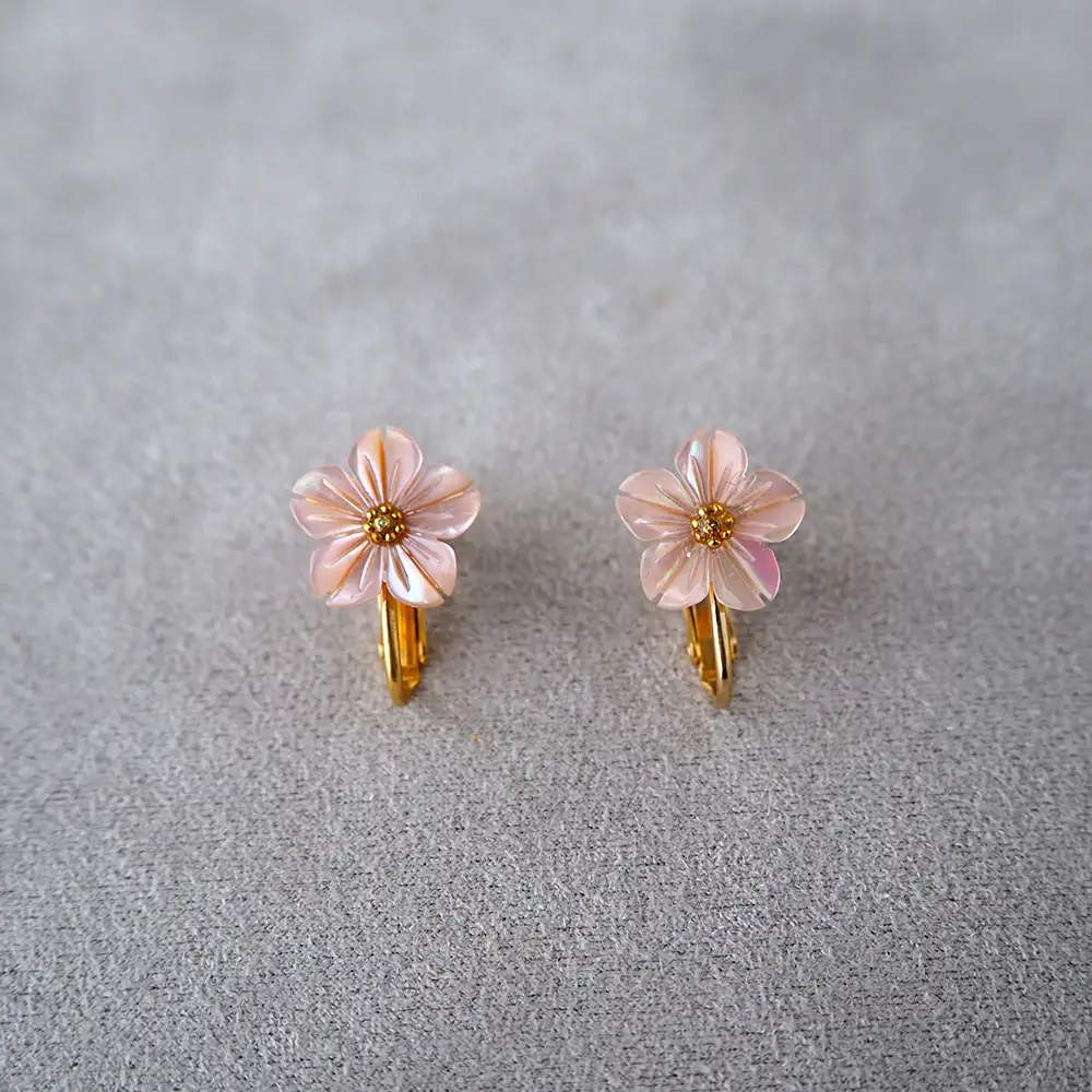 シェルのイヤリング 桜［ピンク］ 金属アレルギー対応 真鍮製メッキ製（シリコンカバー付き） ネジバネ式イヤリング ハンドメイド No.042-08