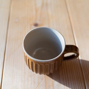 しのぎのマグカップ 大 キャラメル色 食器 カップ 陶芸品 工芸品 木と土calm プレゼント ギフト クリスマス お誕生日 結婚祝い 下関市 GQ008