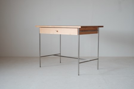 ベーシックなウッドデスク＋スツールセット　『mina no mori Desk B(SUSFrame)＋mina no mori Stool B(SUSFrame)セット　＜ミナノモリ デスクB（ステンレスフレーム）＋ミナノモリ スツールB（ステンレスフレーム）セット〉』　信州南相木村カラマツ使用。学習机や書斎・リビングで。