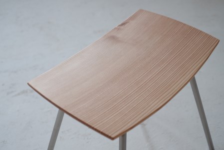 ベーシックなウッドスツール　『mina no mori Stool B(SUSFrame)　＜ミナノモリ スツールB（ステンレスフレーム)＞』　信州南相木村産のカラマツを使用したベーシックなスツール。様々な用途で永くご利用頂きたいベーシックなウッドスツールです。
