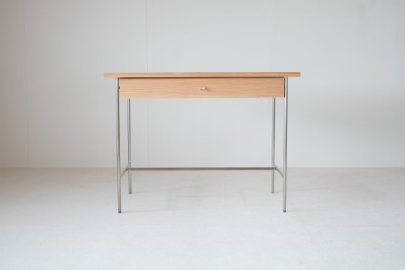 ベーシックなウッドデスク 『mina no mori Desk B(SUSFrame)　ミナノモリ デスクB（ステンレスフレーム）』信州南相木村産カラマツを使用したベーシックなデスク。学習机や書斎・リビングなど様々な用途で永くご利用頂きたいベーシックなウッドデスクです。