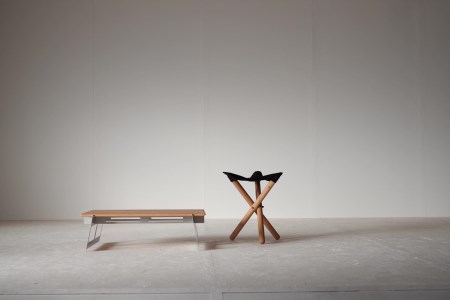 折りたたみ式キャンピングスツール＋テーブルセット　『mina no mori campingStool＋Table　＜ミナノモリ キャンピングスツール＋テーブルセット＞』キャンプやトレッキングに最適！軽くコンパクトなスツール＋テーブルセット。信州南相木村のカラマツを使用