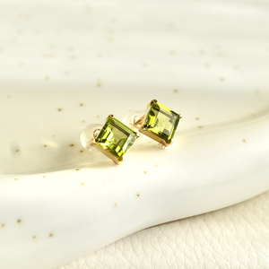 【ジュエリー】K18 イエローゴールド ペリドット 一粒石 ピアス スクエアカット 6mm 保証書付 IA-3179