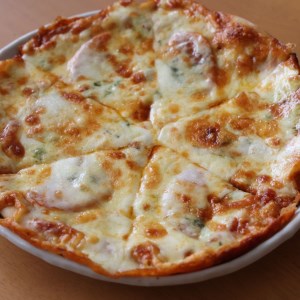  洋風居酒屋サルーテ 冷凍ピザ（マルゲリータ　直径23cm） 2枚 ( ふるさと納税 ピザ 北海道生乳100％ マルゲリータ バジルペースト 本格ピザ チーズたっぷり 手作り 北海道 遠軽町 洋風居酒屋　サルーテ ) en01-00142