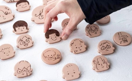 革製似顔絵ブローチ（大）いただいた写真から似顔絵を作成【五城目町　ものかたり】 ファッション 小物 レザー アクセサリー 子供 孫 自分 かわいい オーダー 