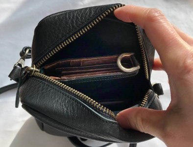 【本革】スマホショルダー スマホポーチ 黒色 斜め掛け ストラップ調整可 長財布入ります [1490]