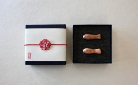 【新潟の伝統を贈る】ご縁折箱「あじろ」（鋳物 はし置き＆菓子 網代焼 ギフトセット）[ZB537]
