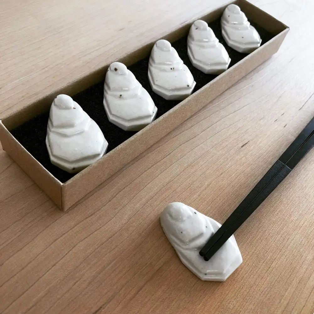 岩屋工房 牡蠣殻箸置き 5個セット 箱入り 陶器製 かわいい 上品 おもてなし おすすめ お取り寄せ 送料無料 広島県 呉市 ku054-001-r