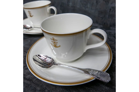 コーヒーカップ＆ソーサー 2客 (桜に錨)＋海軍復刻ティースプーン2本 (捧吉右衛門商店製紅茶匙) セット  2客 化粧箱入り カップアンドソーサー ティースプーン 洋白 ニッケルシルバー 食器 陶器 ギフト 贈り物 プレゼント 広島県 呉市 ku091-046-r