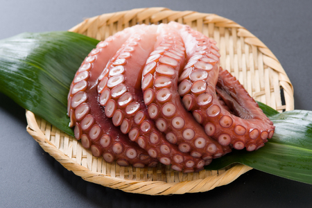 北海道留萌産　冷凍煮たこ足1kg～1.2kg R006-005 