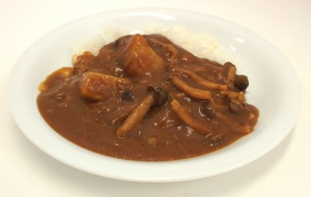 信濃の国アルクマ　きのことすりおろしリンゴのカレー・ブルーベリーカレーセット