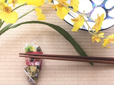 箸カバー　着物ドールリウム®　「コデマリ®」　金 箸袋 箸入れ 小物 手作り ハンドメイド 雑貨 漆喰和紙 和 和風 和柄 和風アイテム 着物モチーフ おもてなし 華やか おしゃれ 贈り物 プレゼント ギフト プチギフト 奈良県 生駒市 送料無料