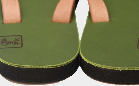 【革人】もとぶ牛　革ぞうりグリーン（フラットソール・男女兼用）
